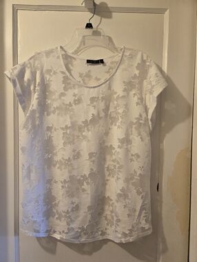 Women’s White Floral Jacquard Short Sleeve Top